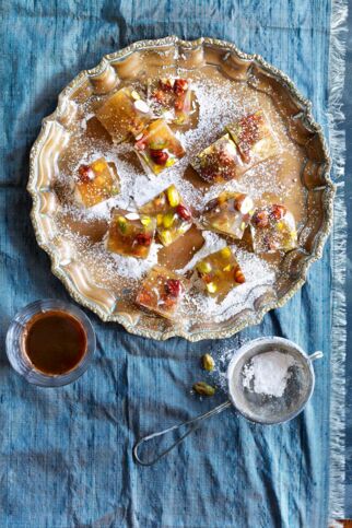 Türkisches Lokum mit Pistazien und Haselnüssen Türkisches Lokum mit Pistazien und Haselnüssen