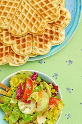 Kräuter-Schmand-Waffeln mit buntem Blattsalat Kräuter-Schmand-Waffeln mit buntem Blattsalat