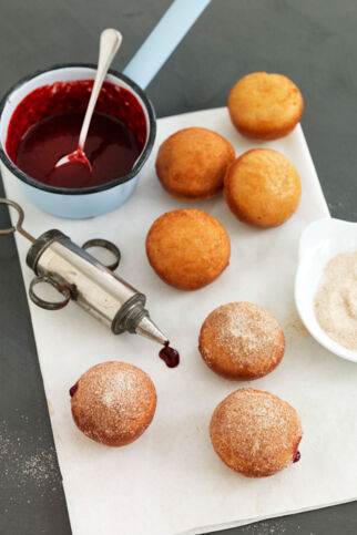 Krapfen mit Kirschfüllung Krapfen mit Kirschfüllung