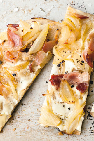 Tarte flambée aux oignons et lardons - Flammkuchen mit Zwiebeln und Speck Tarte flambée aux oignons et lardons - Flammkuchen mit Zwiebeln und Speck