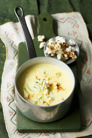 Käse-Mais-Suppe mit Chili-Popcorn Käse-Mais-Suppe mit Chili-Popcorn