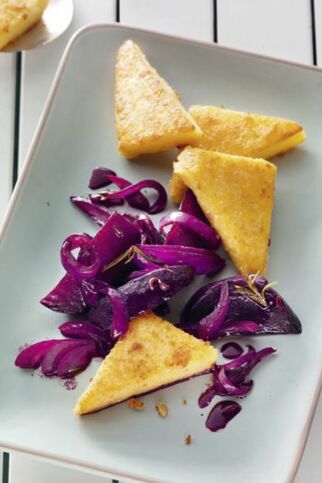 Polentaschnitten mit Rote-Bete-Zwiebeln Polentaschnitten mit Rote-Bete-Zwiebeln