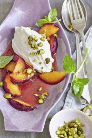 Ingwer-Tofu-Creme mit Honigpflaumen Ingwer-Tofu-Creme mit Honigpflaumen