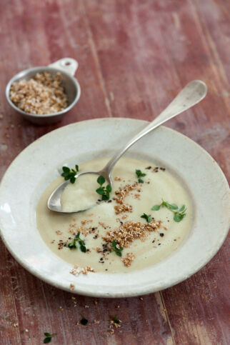 Bohnencremesuppe mit Amarant-Knusperpops Bohnencremesuppe mit Amarant-Knusperpops