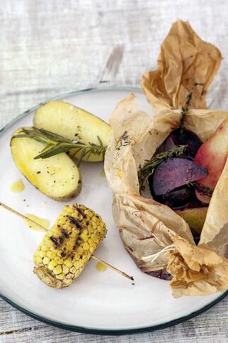 Gegrillte Rote-Bete-Birnen-Päckchen mit Mais Gegrillte Rote-Bete-Birnen-Päckchen mit Mais