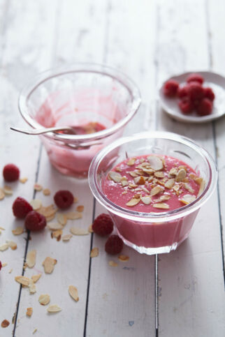 Chiasamen-Grütze mit Himbeeren Chiasamen-Grütze mit Himbeeren