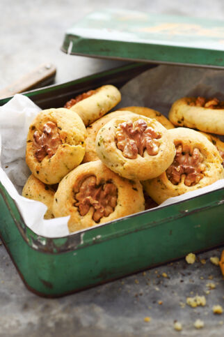 Nuss-Schnittlauch-Plätzchen Nuss-Schnittlauch-Plätzchen