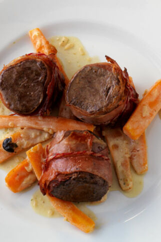 Rehmedaillons mit Speck und Calvadossauce Rehmedaillons mit Speck und Calvadossauce