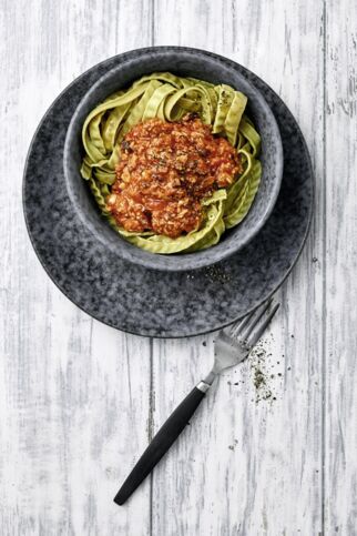 Asia-Bolognese mit Edamame-Nudeln Asia-Bolognese mit Edamame-Nudeln