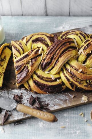 Goldener Hefezopf mit Schokofüllung Goldener Hefezopf mit Schokofüllung