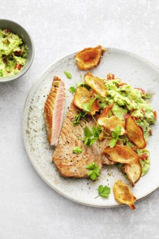 Thunfischsteak mit Guacamole und Gemüsechips Thunfischsteak mit Guacamole und Gemüsechips