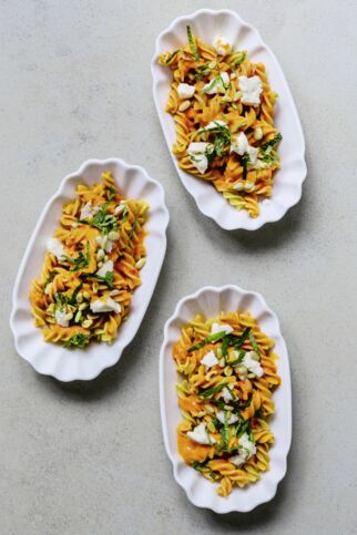 Kichererbsen-Fusilli mit Paprika-Caprese Kichererbsen-Fusilli mit Paprika-Caprese