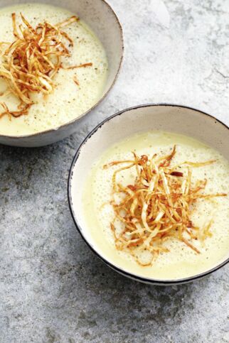 Cremesuppe mit frittierten Selleriesticks Cremesuppe mit frittierten Selleriesticks