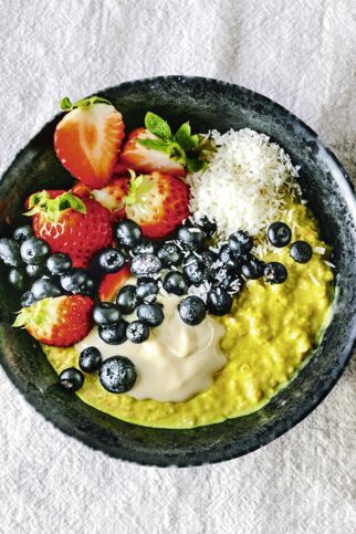 Golden-Milk-Porridge mit Beeren Golden-Milk-Porridge mit Beeren