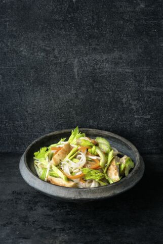 Thai-Salat mit Hähnchen und Reisnudeln Thai-Salat mit Hähnchen und Reisnudeln