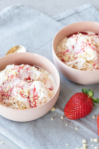 Selbstgemachtes Spaghettieis mit Erdbeeren Spaghettieis