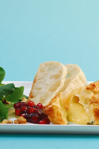 Camembert-Blätterteigtaschen mit Salat Camembert-Blätterteigtaschen mit Salat