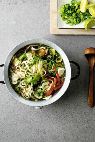 Reisnudel-Topf mit Tofu und Sternanis Reisnudel-Topf mit Tofu und Sternanis