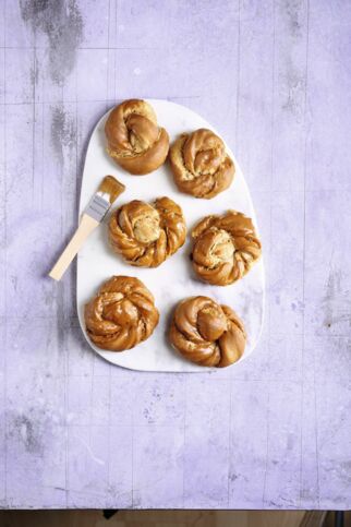 Hefeknoten mit Espressoglasur Hefeknoten mit Espressoglasur