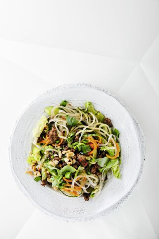 Thai-Gemüsenudelsalat
mit pikantem Hackfleisch Thai-Gemüsenudelsalat
mit pikantem Hackfleisch