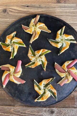 Blätterteig-Windräder mit Rhabarber und Spargel Blätterteig-Windräder mit Rhabarber und Spargel