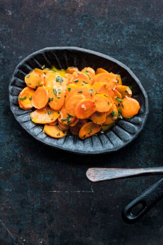 Grünkern-Speck-Puffer mit glasierten Möhren Grünkern-Speck-Puffer mit glasierten Möhren