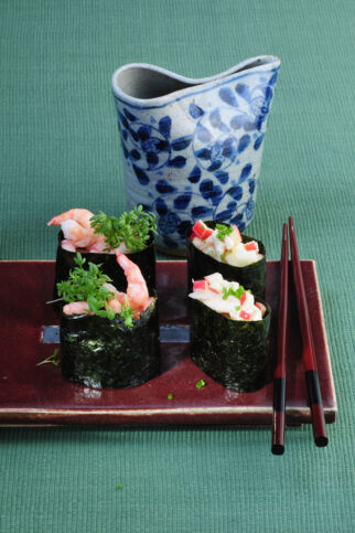 Gunkan-Sushi mit Garnelencocktail Gunkan-Sushi mit Garnelencocktail