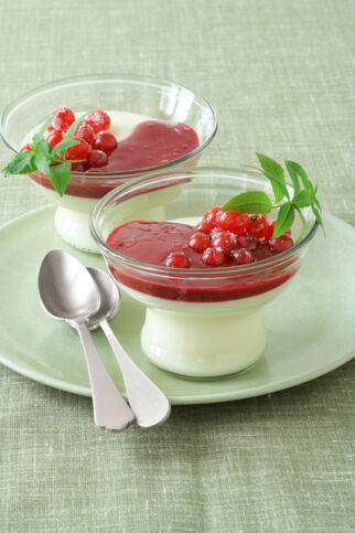 Quarkcreme mit Cassis-Sauce Quarkcreme mit Cassis-Sauce