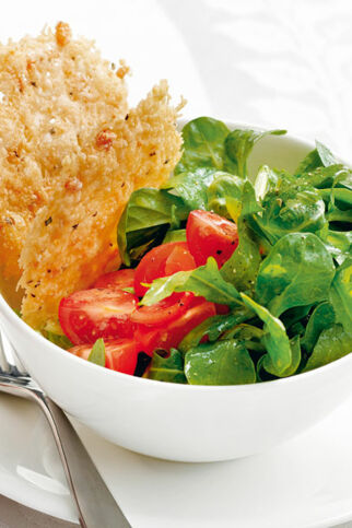 Feldsalat mit Parmesancrackern Feldsalat mit Parmesancrackern