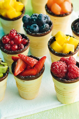 Mini-Obst-Törtchen mit frischen Früchten Mini-Obst-Törtchen mit frischen Früchten