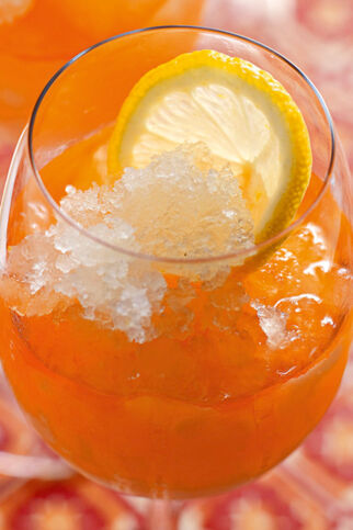 Aperol Sprizz mit Zitronengranité Aperol Sprizz mit Zitronengranité