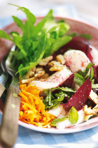Rote-Bete-Salat mit Mozzarella und Walnüssen Rote-Bete-Salat mit Mozzarella und Walnüssen