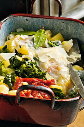 Schwarzkohl mit Kartoffel-Steckrüben-Gemüse und Räucherspeck Schwarzkohl mit Kartoffel-Steckrüben-Gemüse und Räucherspeck