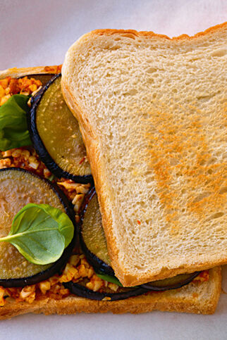Auberginen-Sandwich mit Mozzarellatatar Auberginen-Sandwich mit Mozzarellatatar