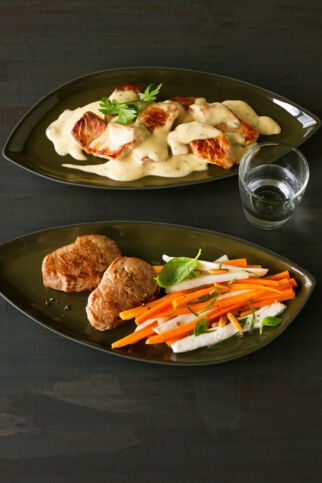 Schweinemedaillons auf Kohlrabi-Möhren-Gemüse Schweinemedaillons auf Kohlrabi-Möhren-Gemüse