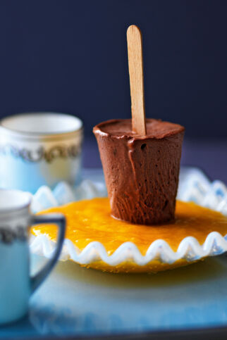 Schoko-Chili-Parfait am Stiel mit Mangodip Schoko-Chili-Parfait am Stiel mit Mangodip