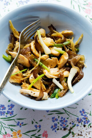 Wolkenohrpilze mit Hühnerbrust und Ingwer (Pad Hed Hu Nuh Gai Sai King) Wolkenohrpilze mit Hühnerbrust und Ingwer (Pad Hed Hu Nuh Gai Sai King)