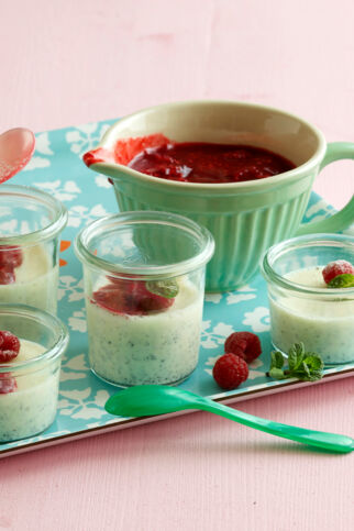 Mohn-Panna cotta mit Himbeeren Mohn-Panna cotta mit Himbeeren