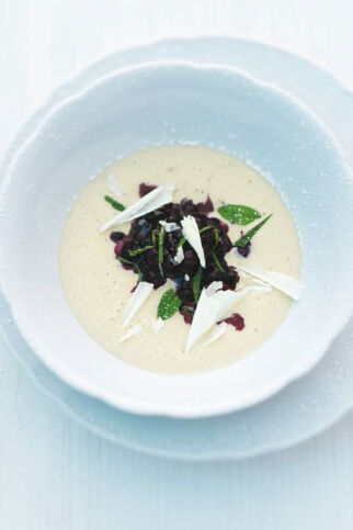 Weisses Schokoladensüppchen mit Heidelbeeren Weisses Schokoladensüppchen mit Heidelbeeren