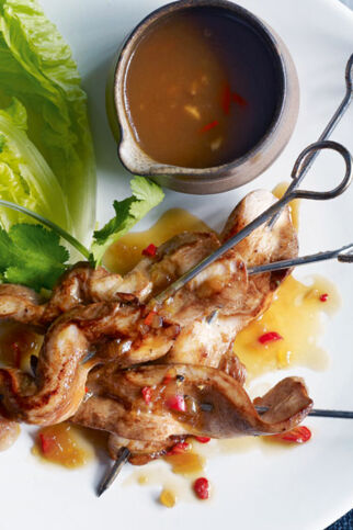 Indonesische Saté-Spieße mit scharfem Honig-Dip Indonesische Saté-Spieße mit scharfem Honig-Dip