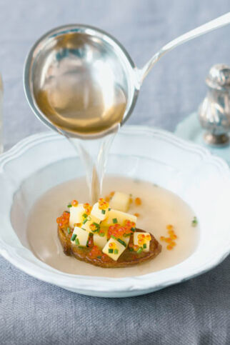Kartoffel-Consommé mit Kaviar Kartoffel-Consommé mit Kaviar
