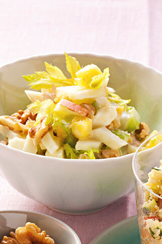 Selleriesalat mit frischer Ananas und Walnüssen Selleriesalat mit frischer Ananas und Walnüssen