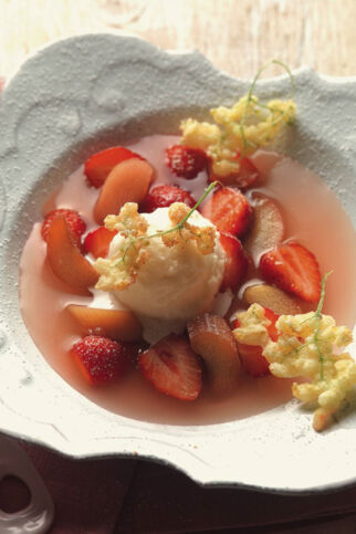 Rhabarber-Consommé mit Erdbeeren und Holunderblütensorbet Rhabarber-Consommé mit Erdbeeren und Holunderblütensorbet