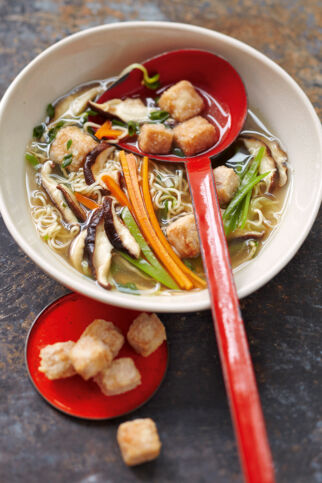 Asiatische Nudelsuppe mit Gemüse Asiatische Nudelsuppe mit Gemüse