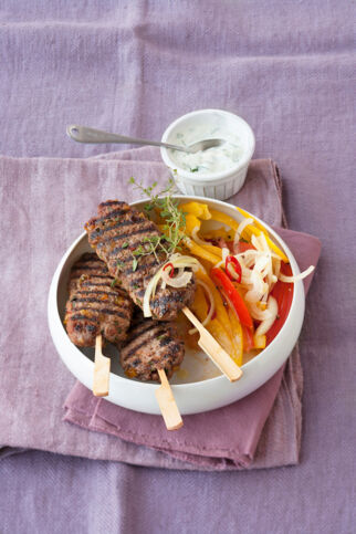 Lammhack-Kebab mit Joghurtsauce Lammhack-Kebab mit Joghurtsauce