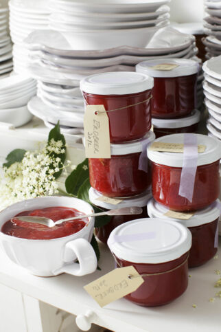 Erdbeer-Hollerblüten-Konfitüre Erdbeer-Hollerblüten-Konfitüre