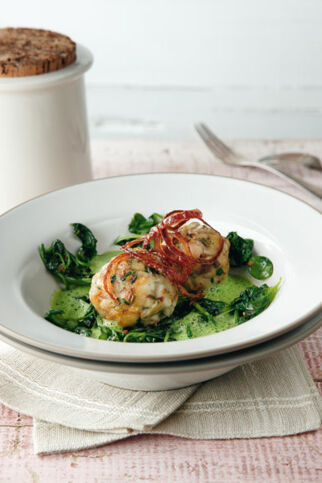 Steinpilzknödel mit Knusperzwiebeln Steinpilzknödel mit Knusperzwiebeln