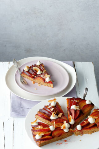 Pflaumen-Chai-Tarte mit Kokostopping Pflaumen-Chai-Tarte mit Kokostopping