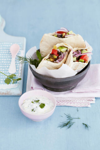 Salat-Pitas mit Kräuter-Joghurt-Dressing Salat-Pitas mit Kräuter-Joghurt-Dressing