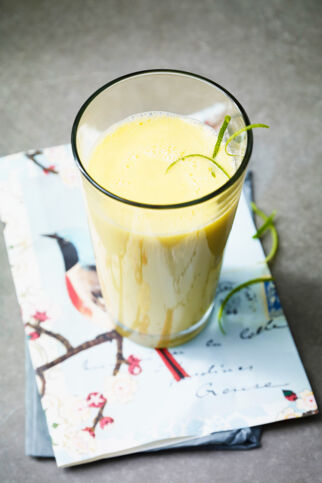 MANGO-LASSI MIT LIMETTE MANGO-LASSI MIT LIMETTE